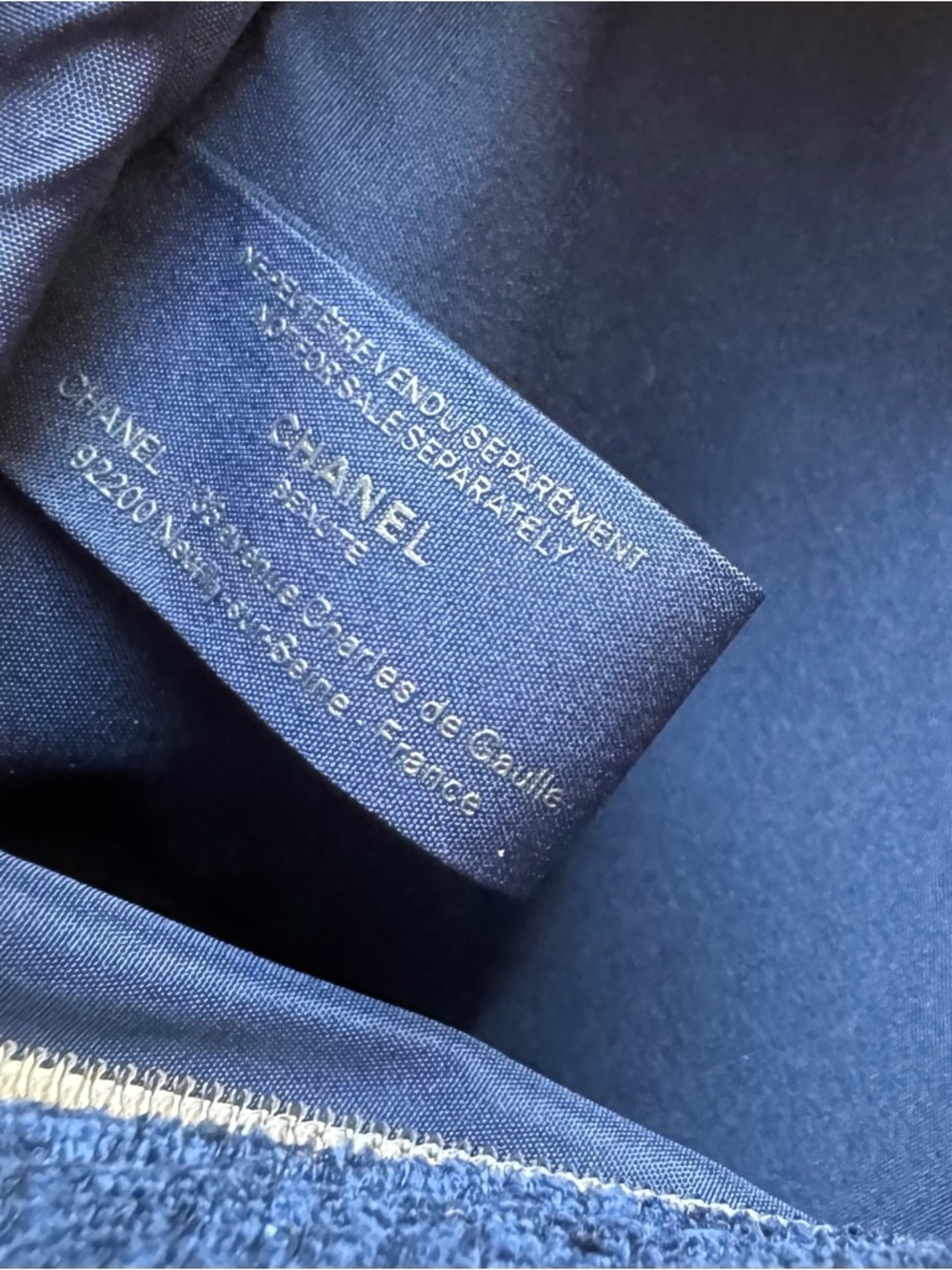 CHANEL Navy Denim Cosmetic Case with Gold Logo - Picture 4 of 9